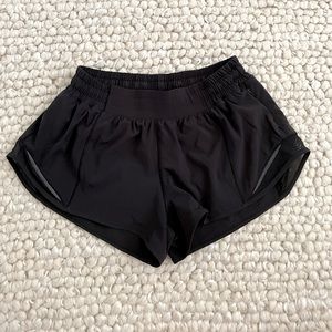 Lululemon Hotty Hot Low Rise Lined Short 2.5” - size 6